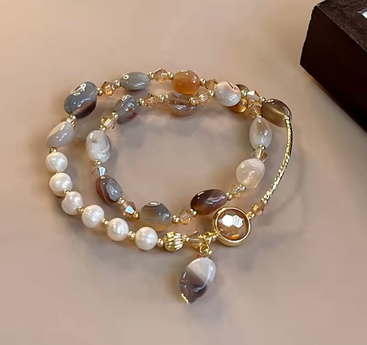 Pulsera elastda piedras y perlas de río - Amanda Moda